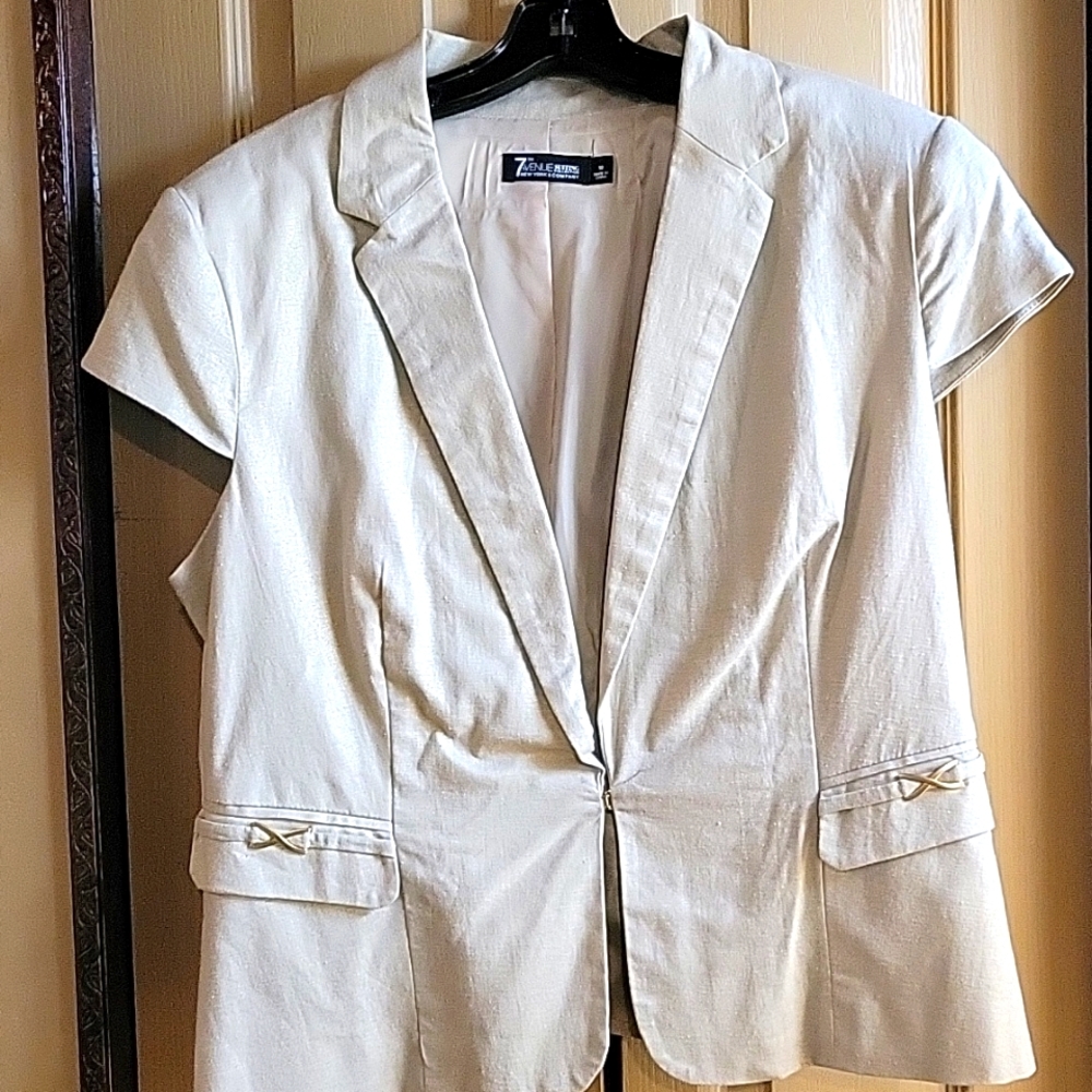 NEW YORK & CO. EUC 2PC BEIGE W/GOLD FLECKS SHORT SUIT